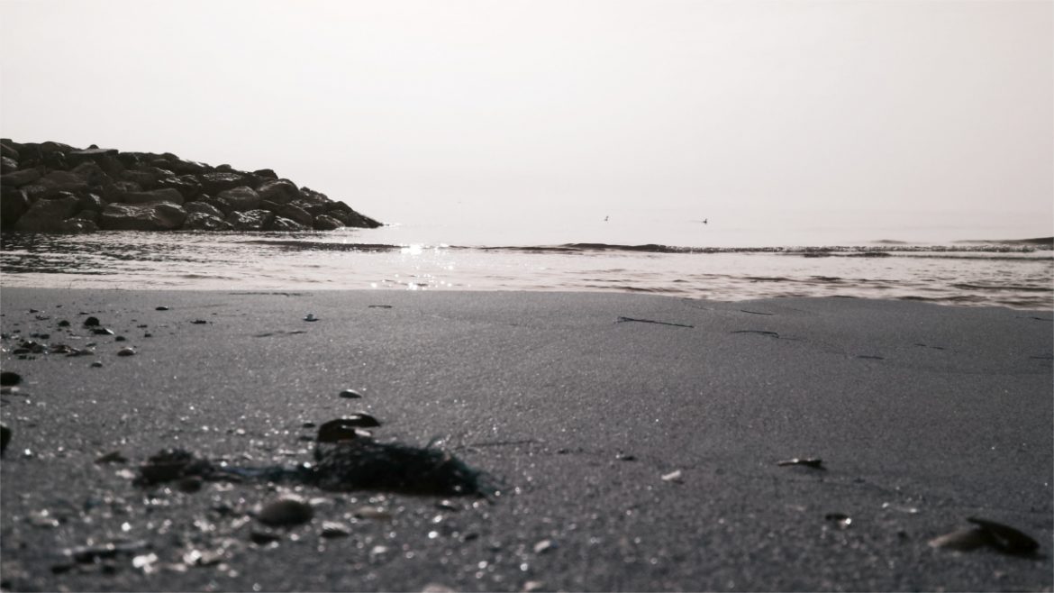 Onde che si infrangono sulla spiaggia di Bibione